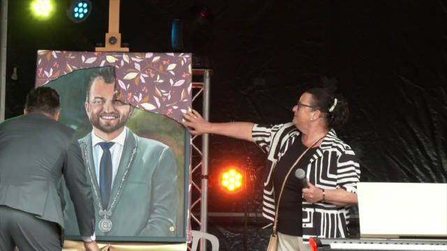 2025 Leonne wint portret burgemeester Derks