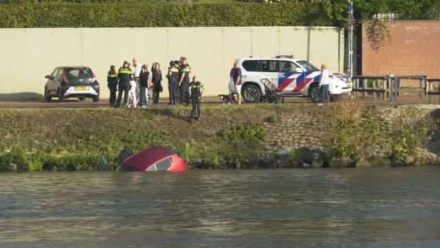 2025 Auto te water bij veer Kessel